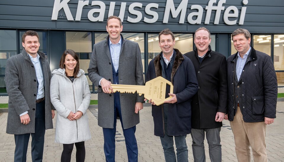 Předání nového závodu v Parsdorfu do rukou představitelů společnosti KraussMaffei